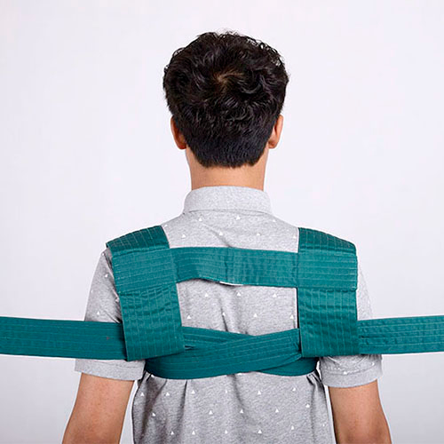 The shoulder ties a belt approximately