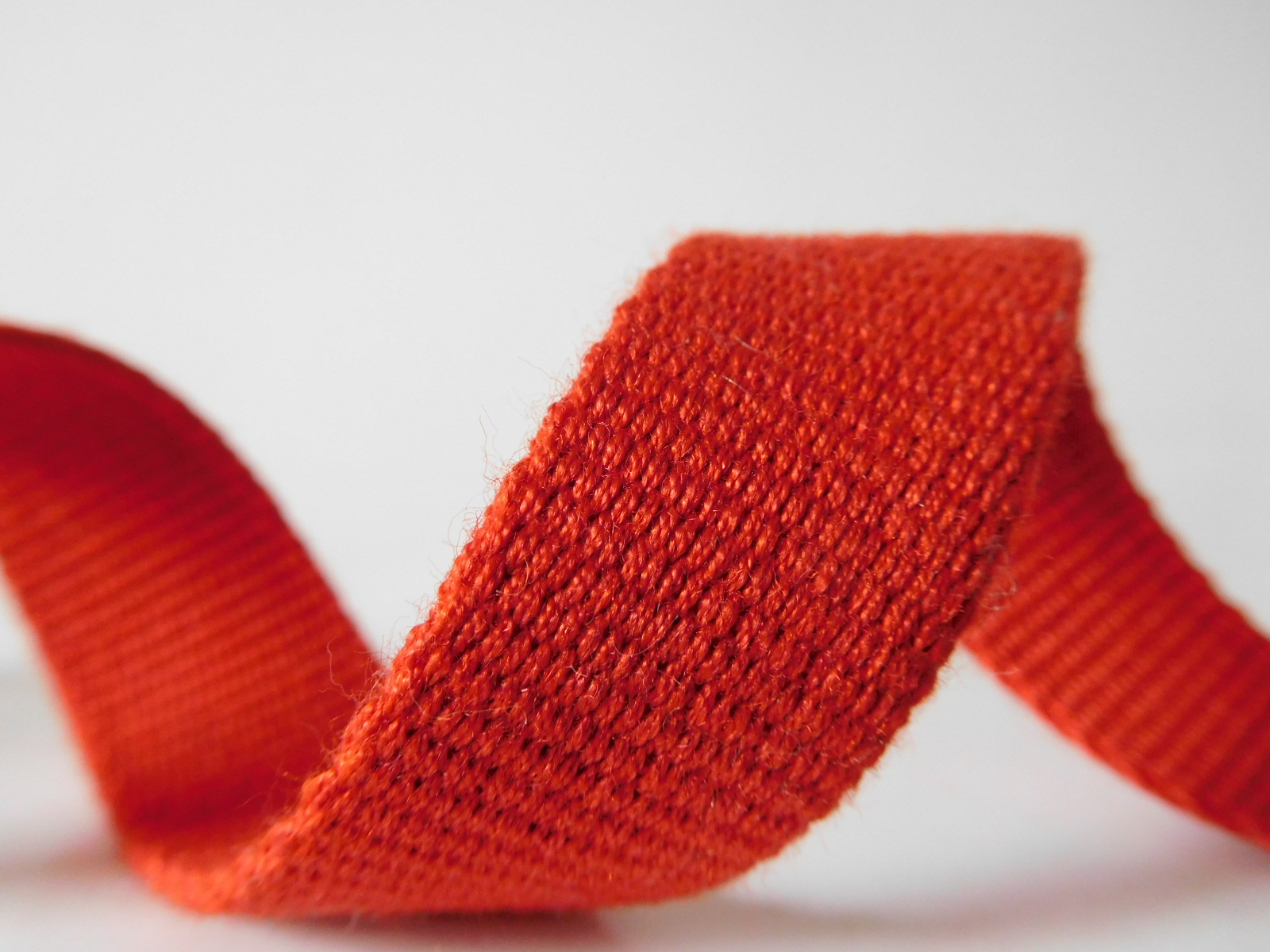 Red aramid fiber webbing for fire safety clothing
