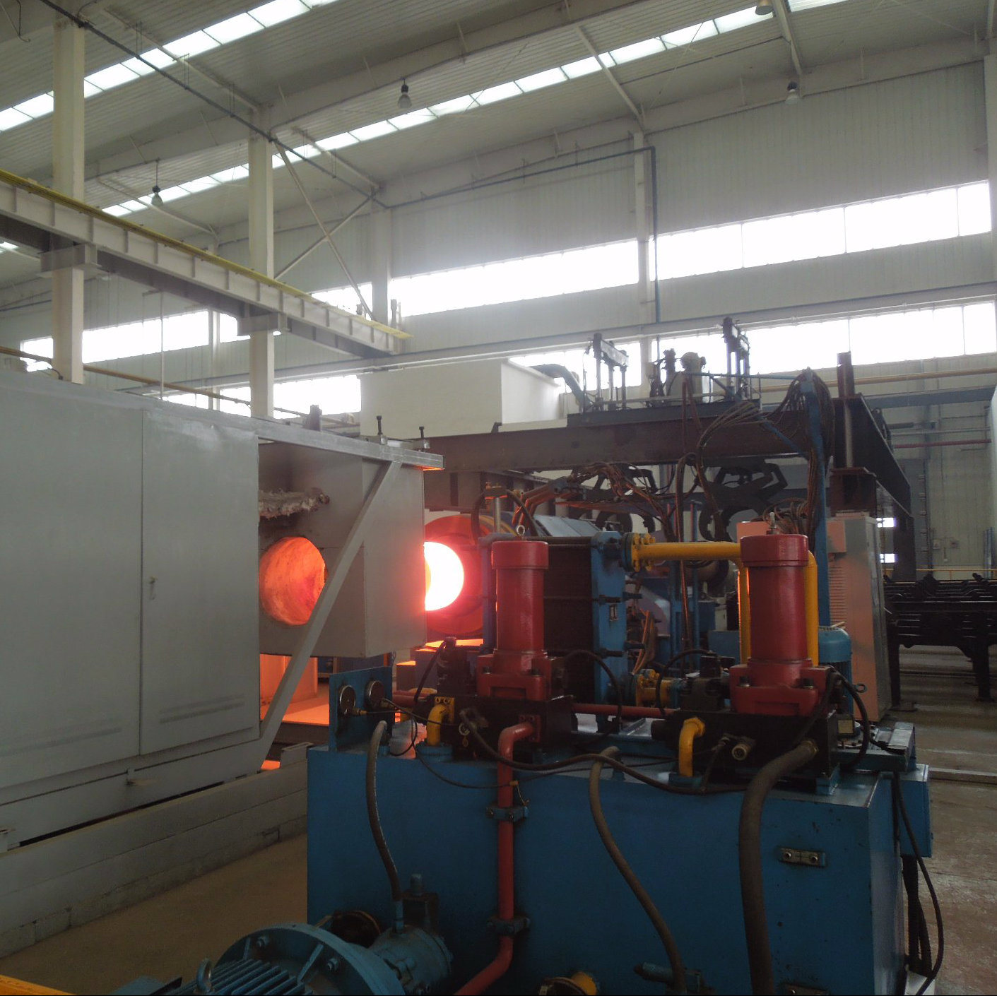 Seamless Cylinder Hot Spinning Machine