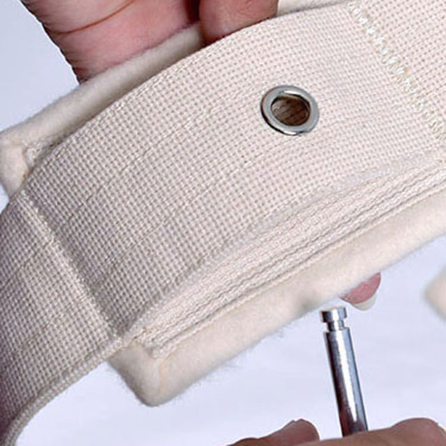 Both hands tie a belt approximately