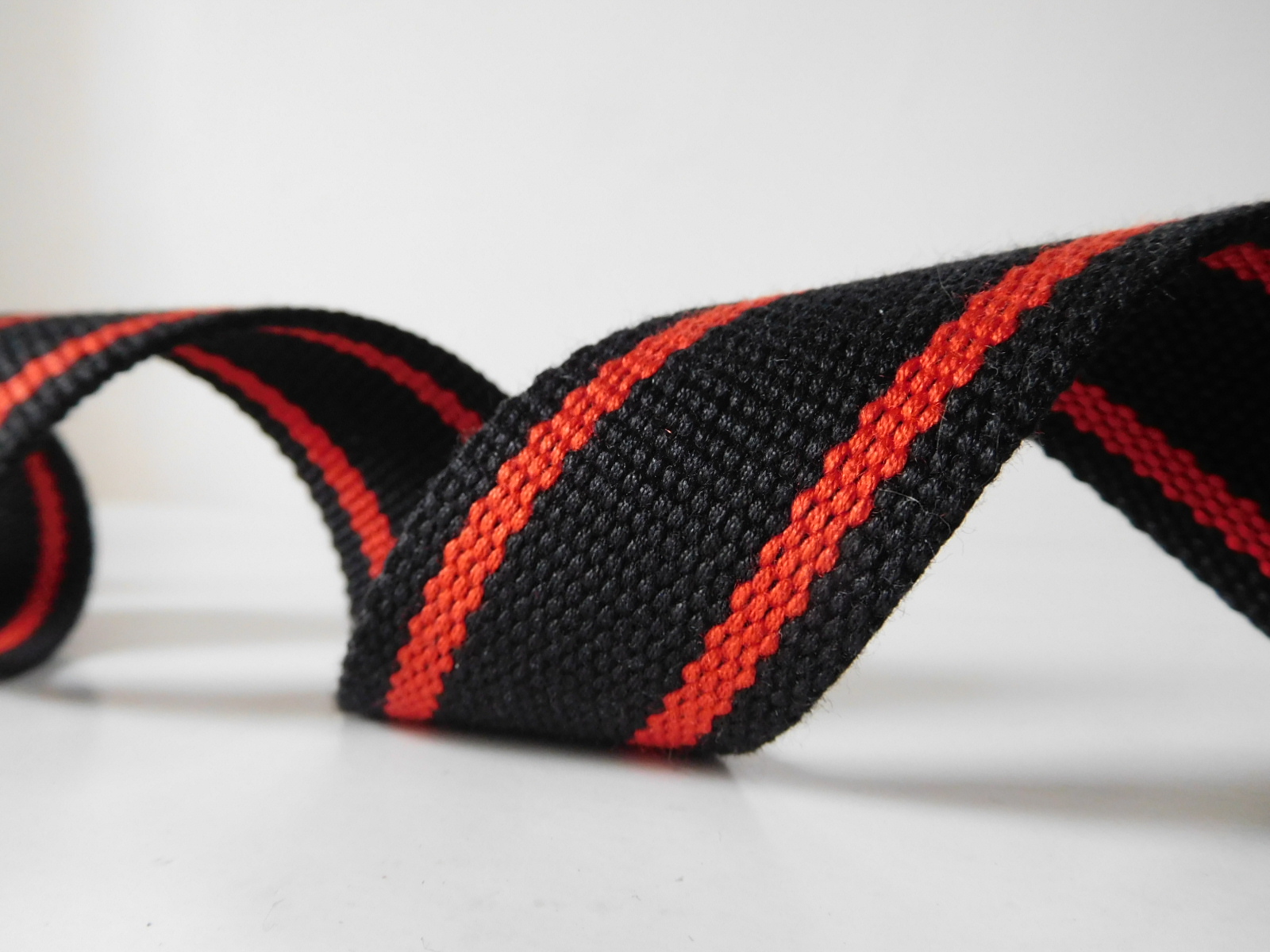Secondary color aramid fiber webbing for fire safety