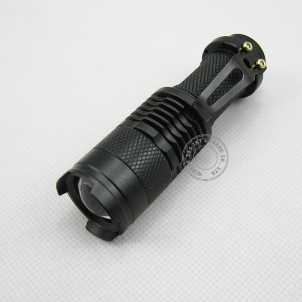 Pocket size zoomable 3 Watt LED flashlight 