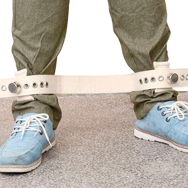 The both feet ties a belt approximately