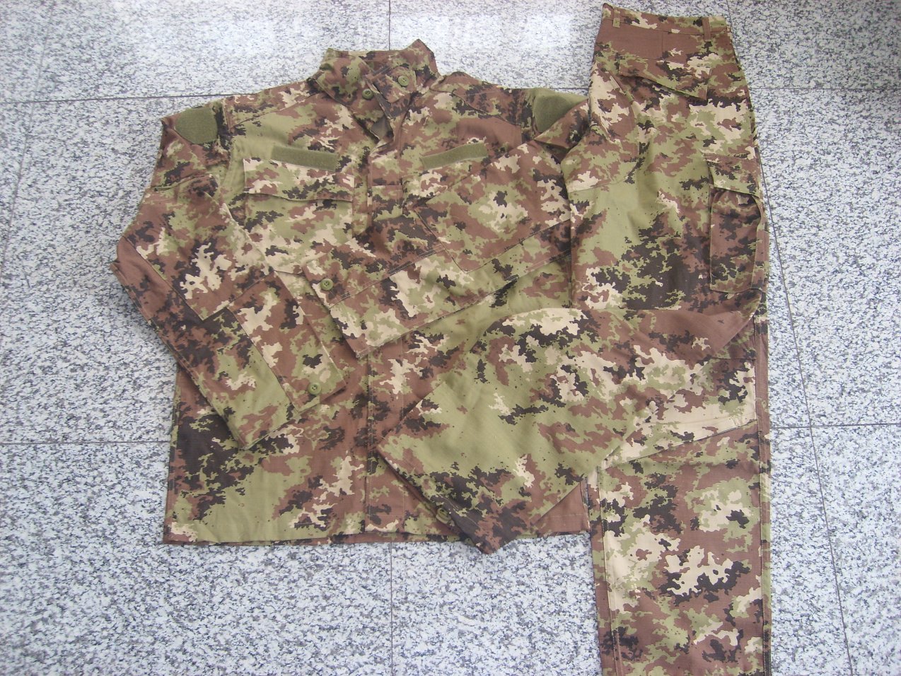 Military Tactical Combat Army Uniforms in Woodland Camo