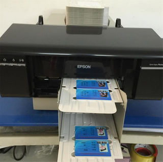 Impresora automática para impresión de tarjetas de inyección de tinta y discos CD / DVD