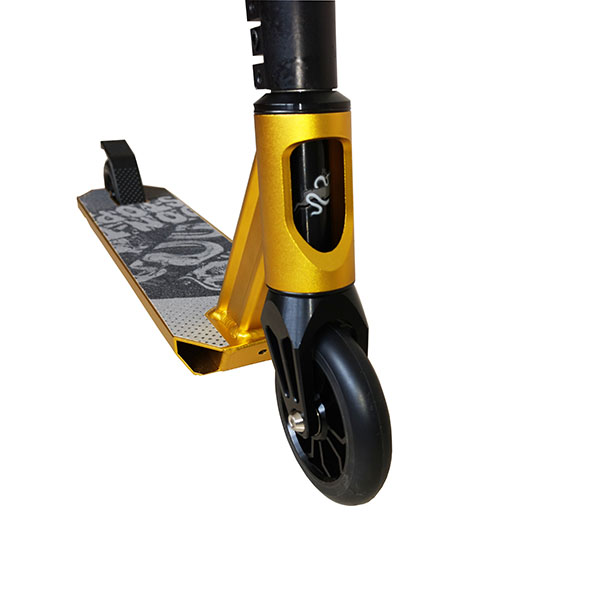 带 HIC 系统镀铬板的特技滑板车