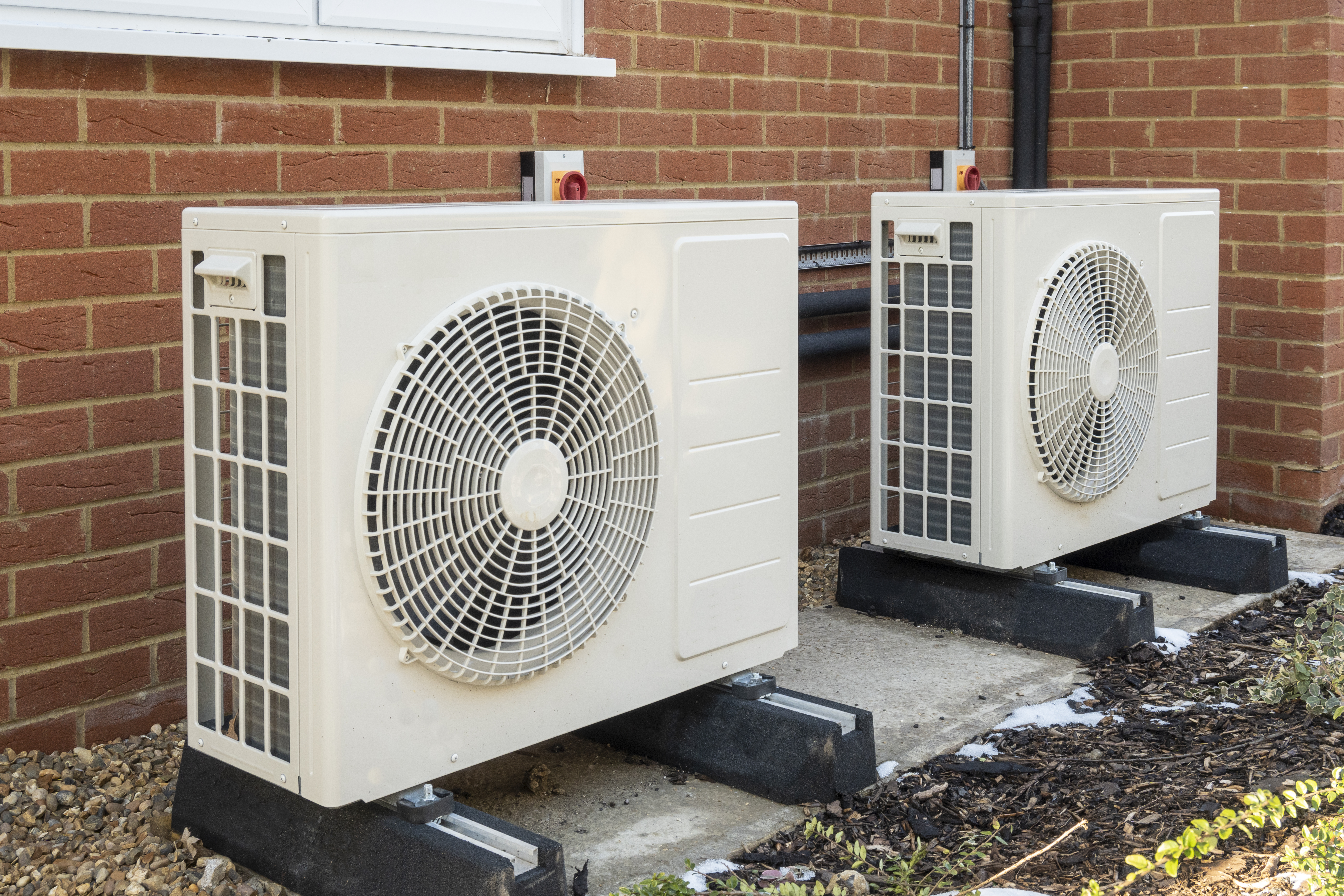 heat pumps installed outdoor bombas de calor instaladas ao ar livre