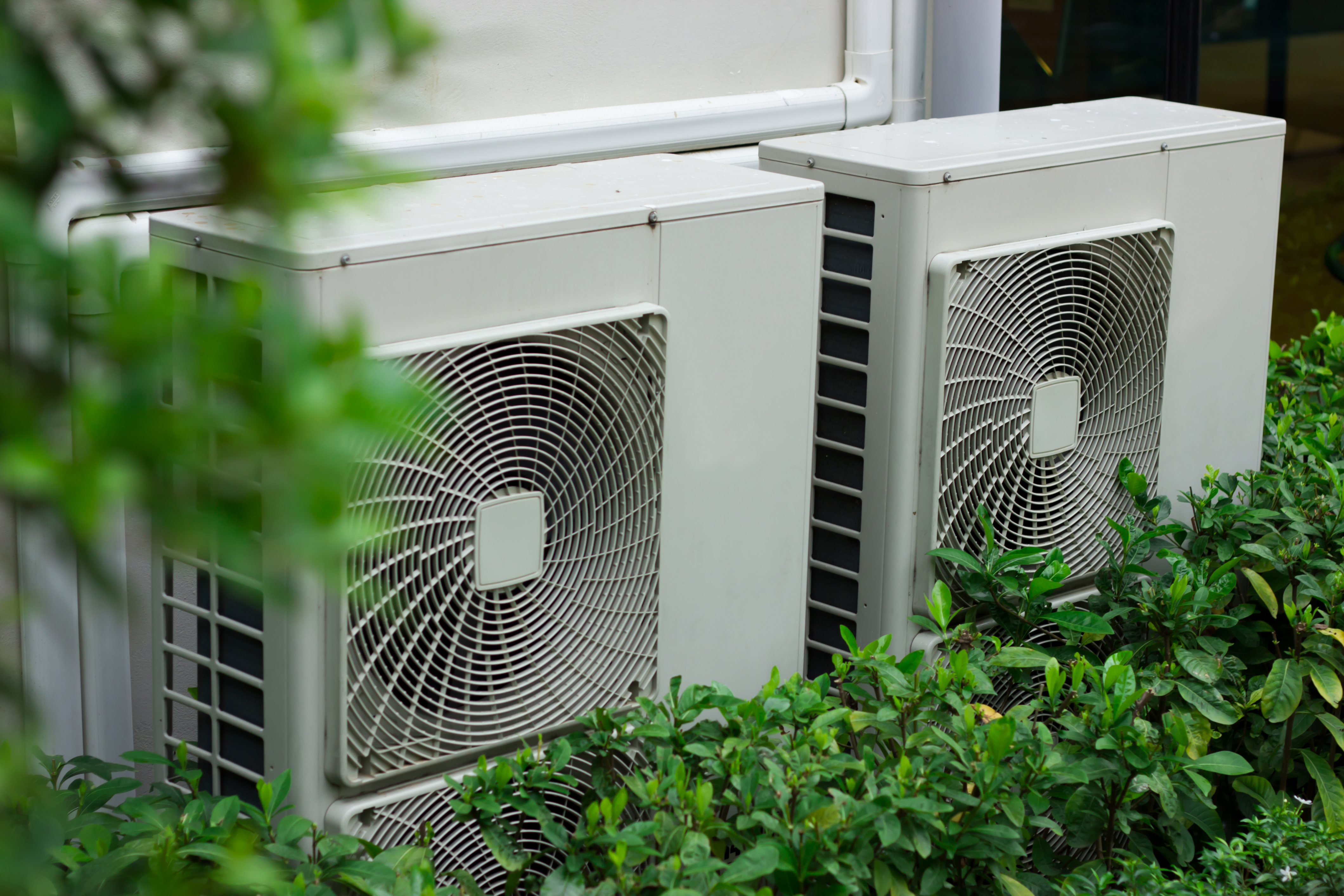 heat pumps installed outdoor bombas de calor instaladas ao ar livre