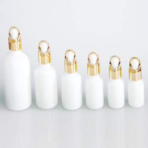 Белые стеклянные бутылки капельницы