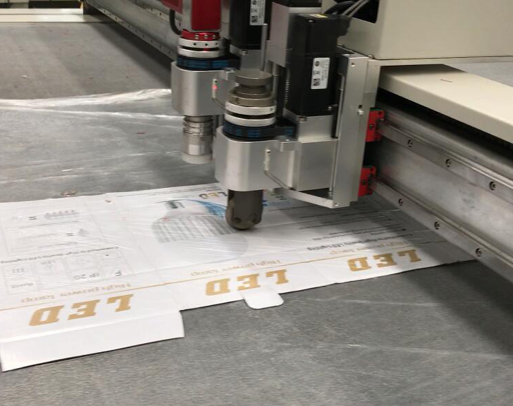 Oscillating knife cutter for carton box.jpg
