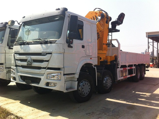 Grúa plegable montada carro del brazo del cargo de SINOTRUK 8X4 HOWO 25Ton 30Tons