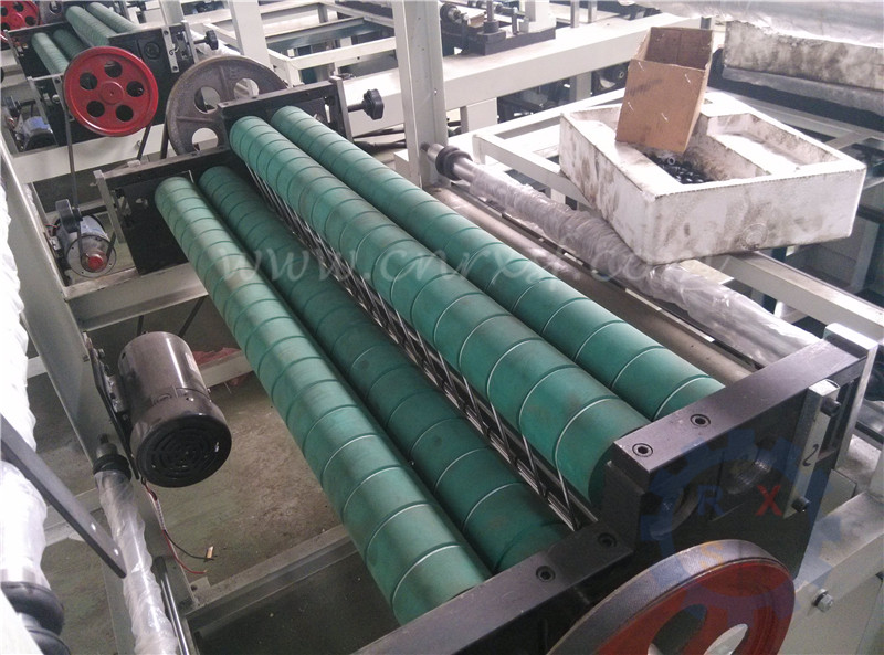 Le sac faisant le ressort d'utilisation de machine a rainé le rouleau en caoutchouc