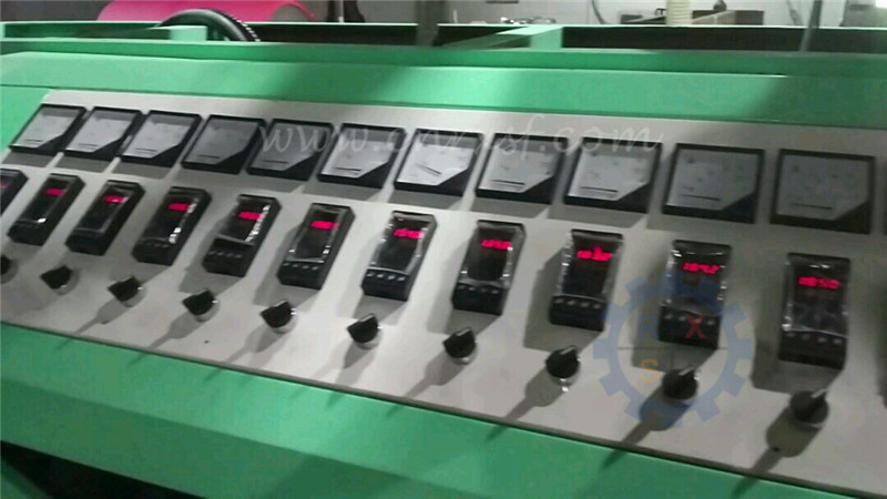 La máquina elástico de la laminación de la protuberancia de la resina de la TPE para la red se divierte la pista competitiva