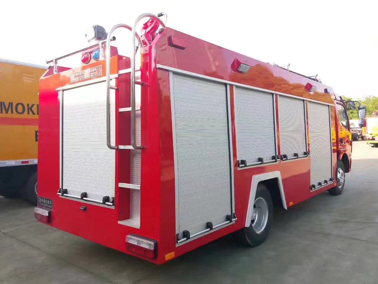 Carro de la lucha contra el fuego del tanque de agua de Feng 4x2 1500L del dong y del tanque de la espuma 500L