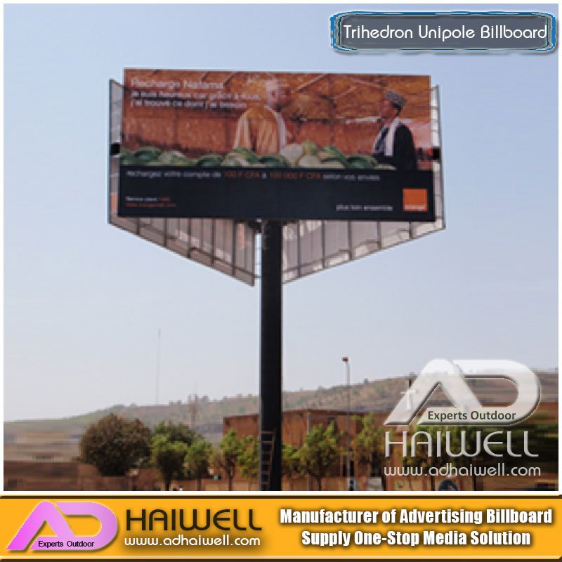 Construction d'un panneau publicitaire unipolaire trièdre sur la vente