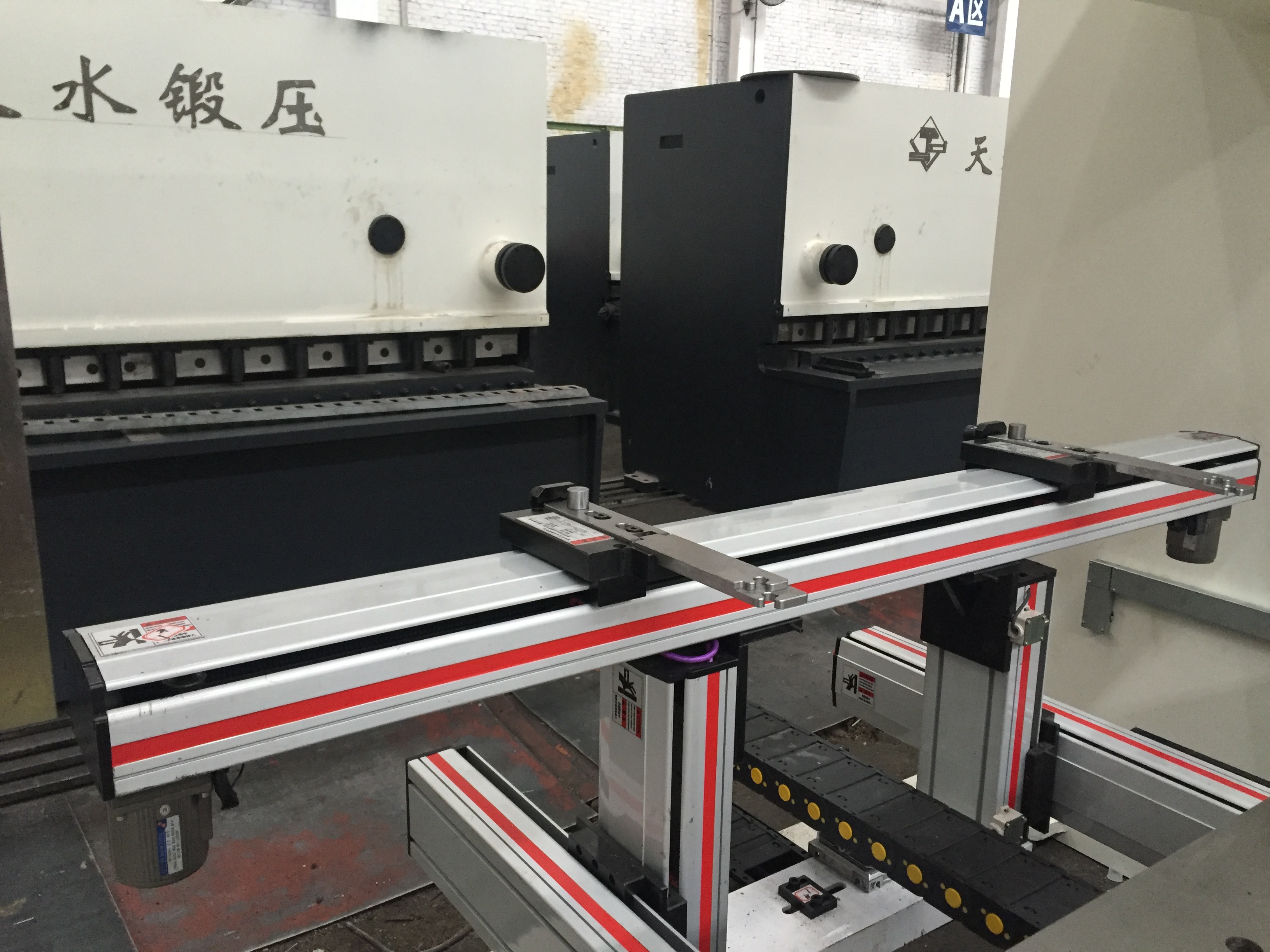 小型液压数控钣金折弯机（WE67K-160 / 3200）