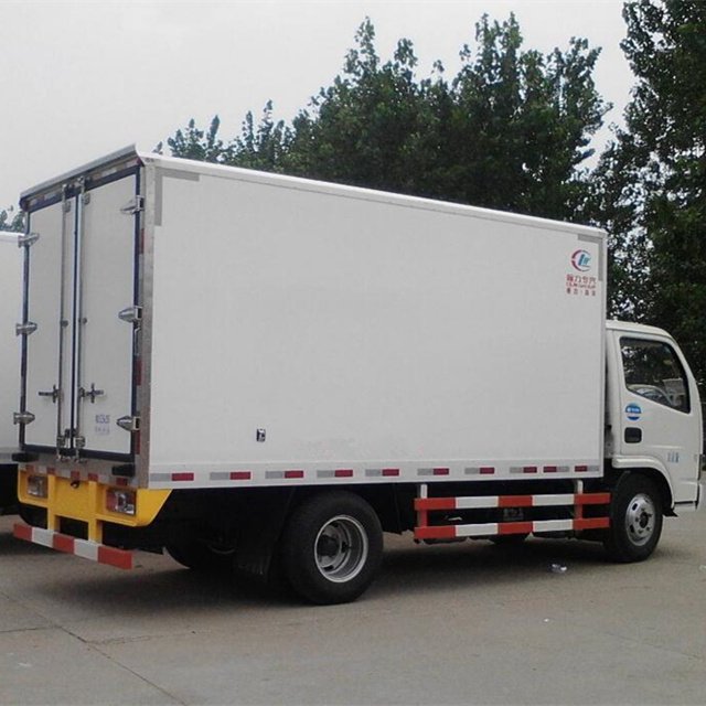 DONGFENG 4×2 refrigeró el carro 3T que refrescaba el carro del rectángulo 7T del transporte del alimento del congelador de Van Truck 5T