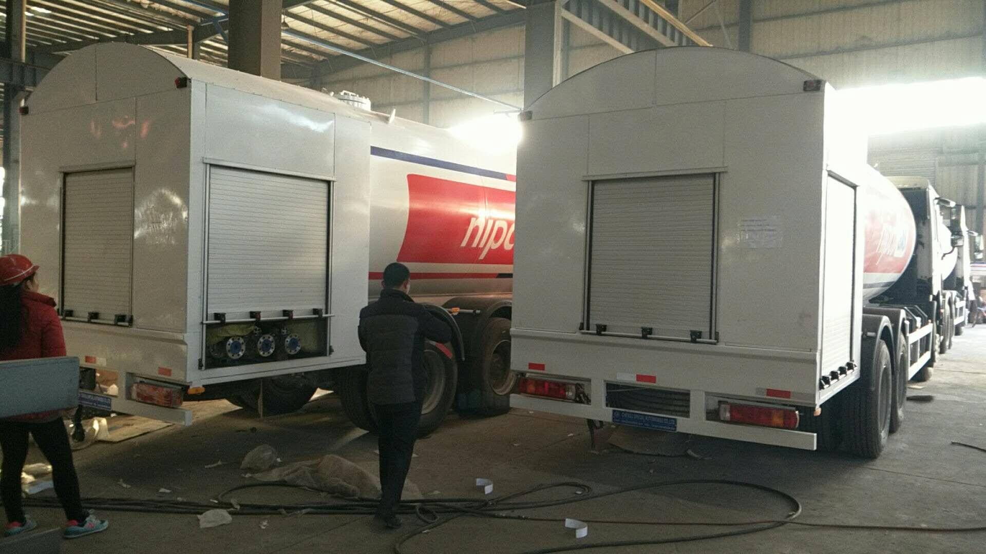 Sinotruk Howo 6X4 20Cubic mide el carro del dispensador de 10T 10MT LPG con el contador de flujo total