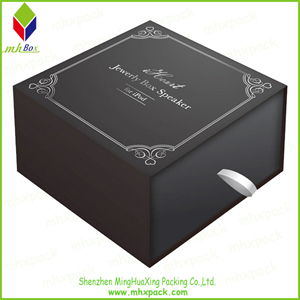 黑色纸质的白色商标装饰的珠宝包装礼品盒