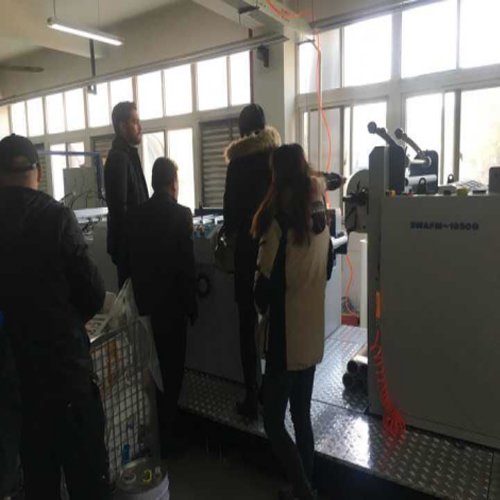 上海众鹤陪同客户到国内用户的工厂参观机器