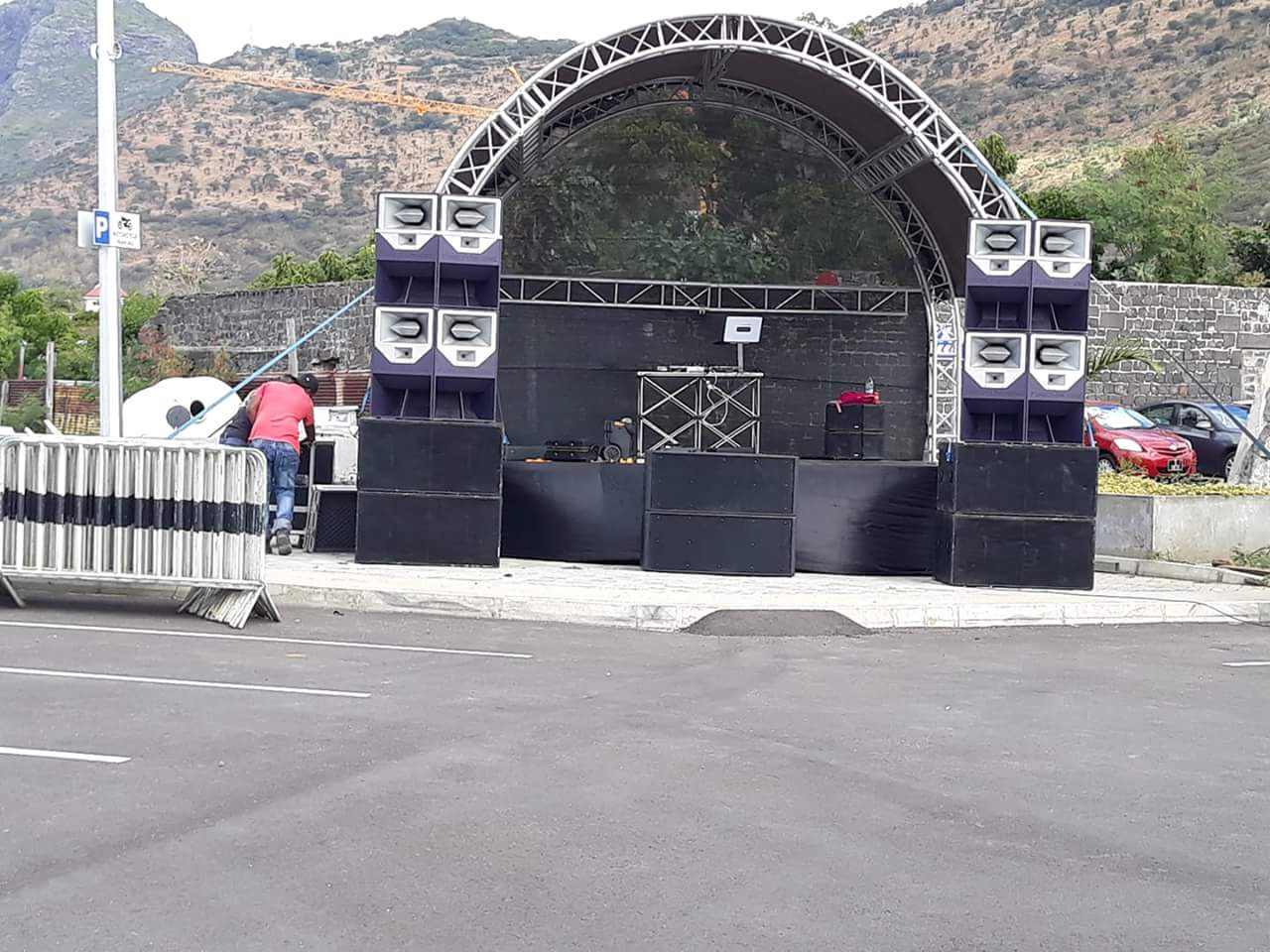 El altavoz de rango completo Sanway R2 ofrece un emocionante concierto de música al aire libre en Mauricio