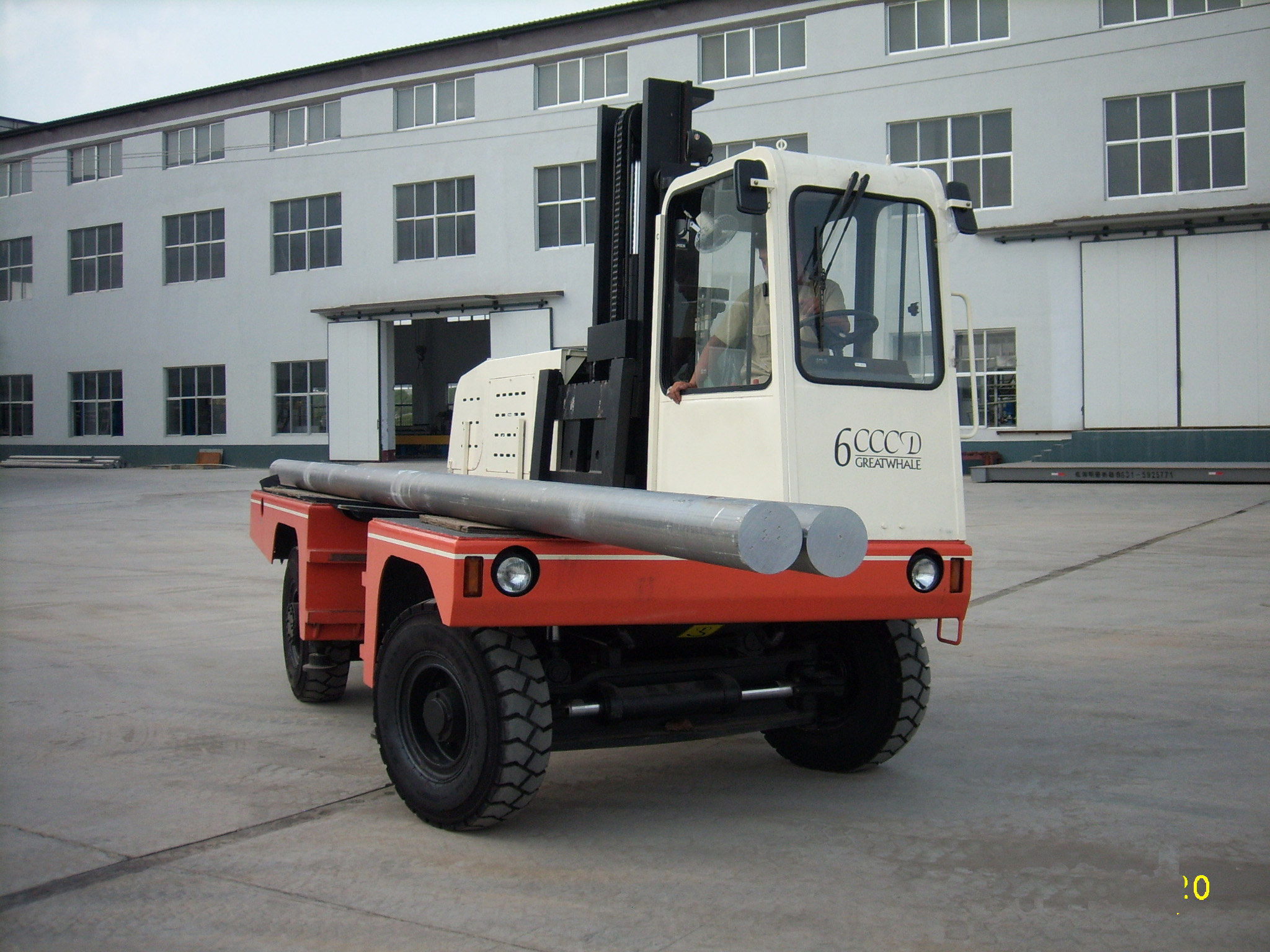 Narrow aisle side loading forklift