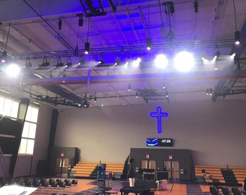 Perfil de luz led en la iglesia americana