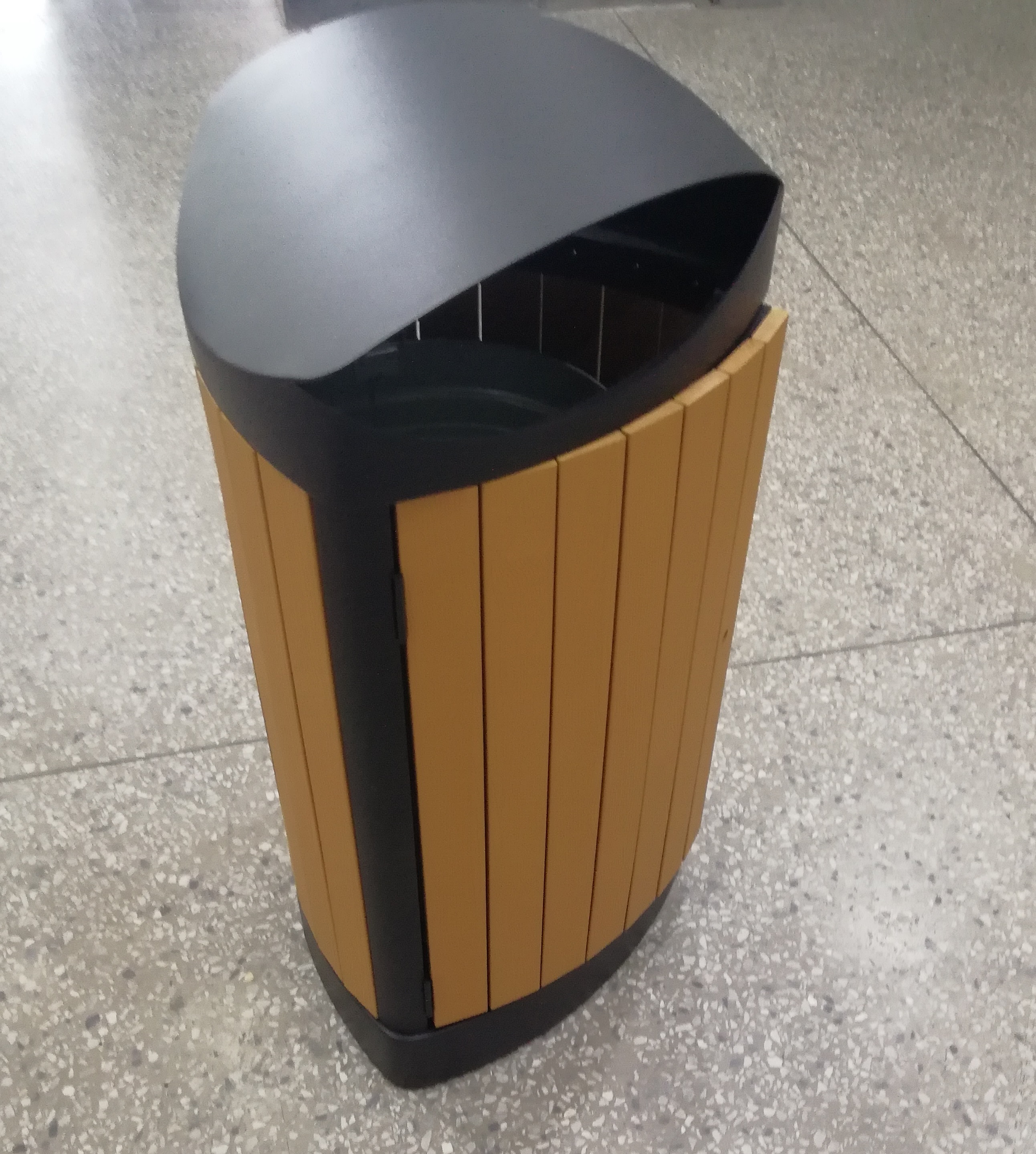 outdoor plastic dustbin