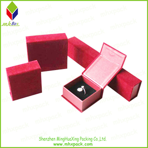 红色植绒的带磁铁装饰的结婚戒指纸质礼品盒