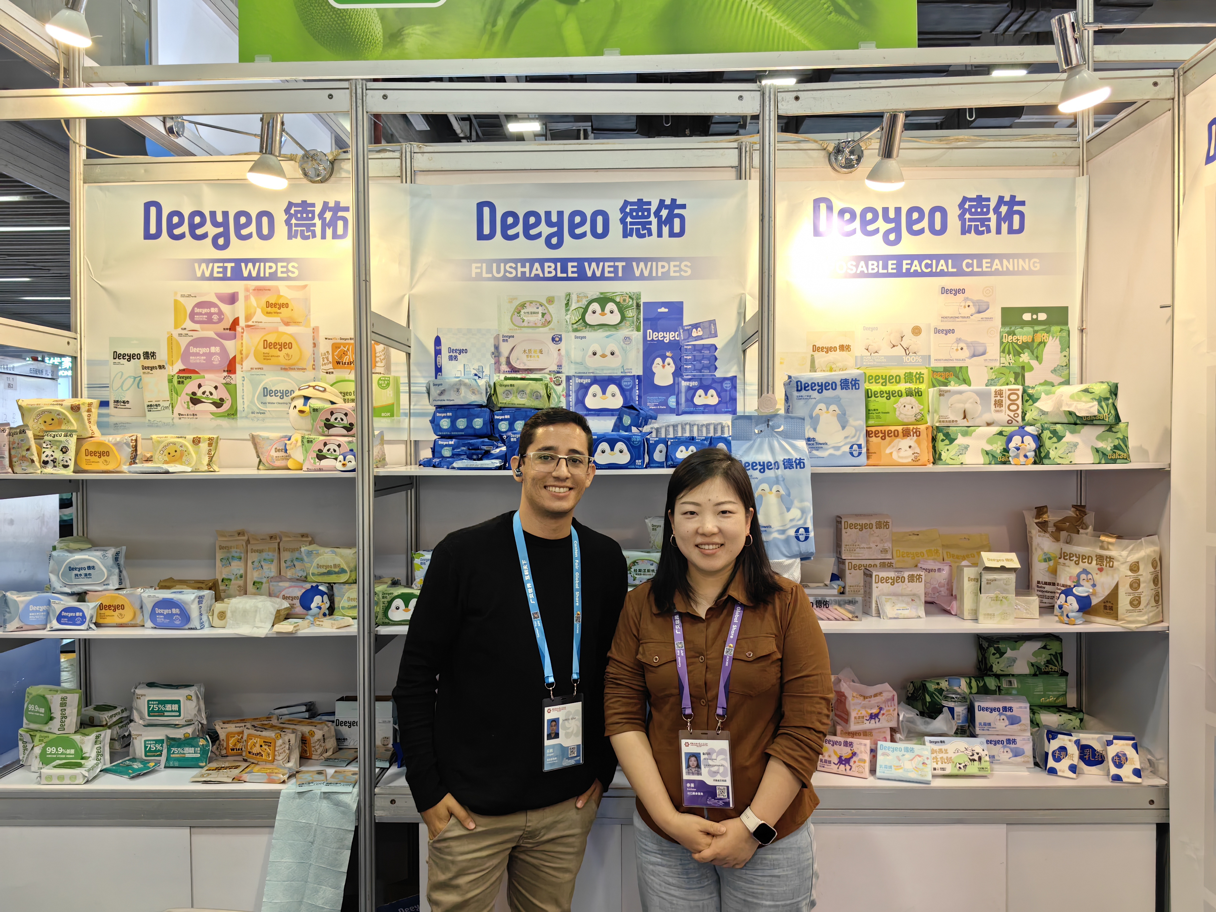 El equipo de Deeyeo se re&uacute;ne con compradores internacionales en la Feria de Cant&oacute;n