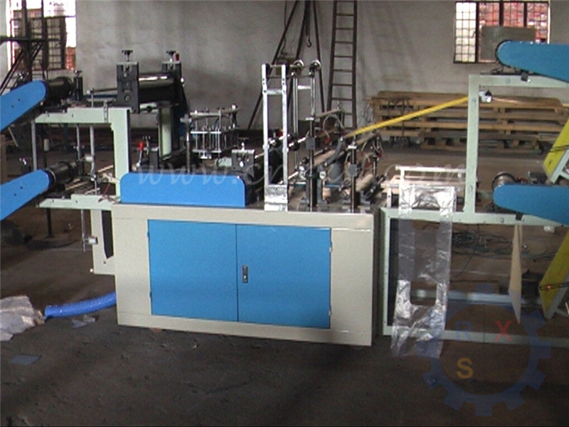 Крен двойного слоя для того чтобы свернуть мешок тельняшки делая машину