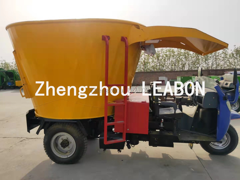 Selfpropelled Dairy Farm TMR Belt Conveyor Tricycle Spreader Mixer