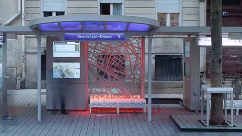 Refugio de autobús creativo: Refugio de autobús interactivo en París