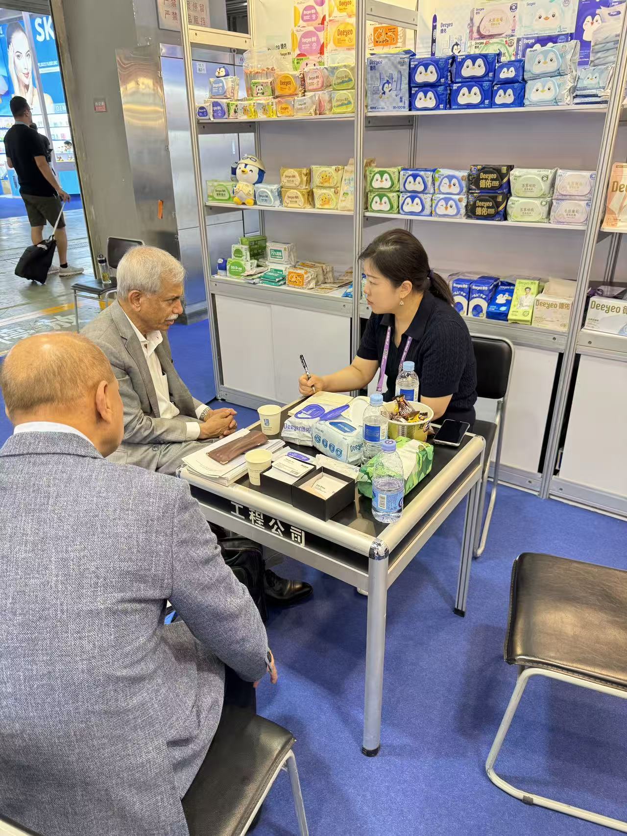 Discusi&oacute;n comercial con compradores extranjeros en el stand de exposici&oacute;n de Deeyeo