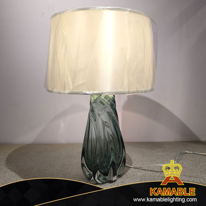 Современная нерегулярная светло-зеленая стеклянная металлическая настольная лампа на вилле (KIZ-75T)