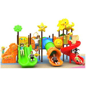 Bunter Kinderspielplatz der Schule im Freien (BBE-N45)