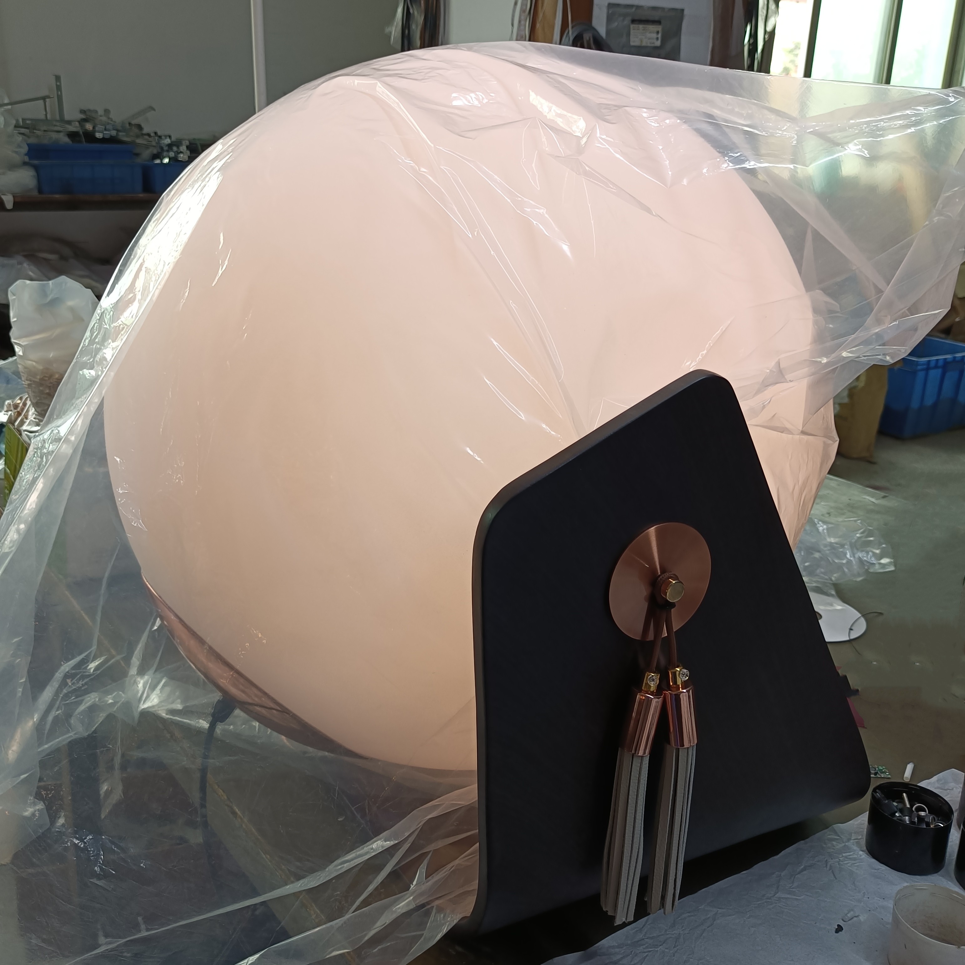 Современный удобный белый акриловый шар из дерева и металла для использования внутри помещений (KIH-70F)