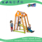 Die Minikinder, die Spiel klettern, strukturiert Spielplatz-Gerät mit Plättchen