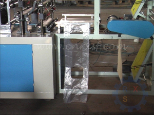 Крен двойного слоя для того чтобы свернуть мешок тельняшки делая машину